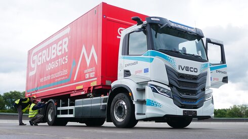 Dieser neue batterieelektrische Prototyp eines Lkw wird künftig unter realen Bedingungen getestet. Der Praxiseinsatz soll wichtige Erkenntnisse für die breite Einführung emissionsfreier Nutzfahrzeuge in der europäischen Logistik liefern.
